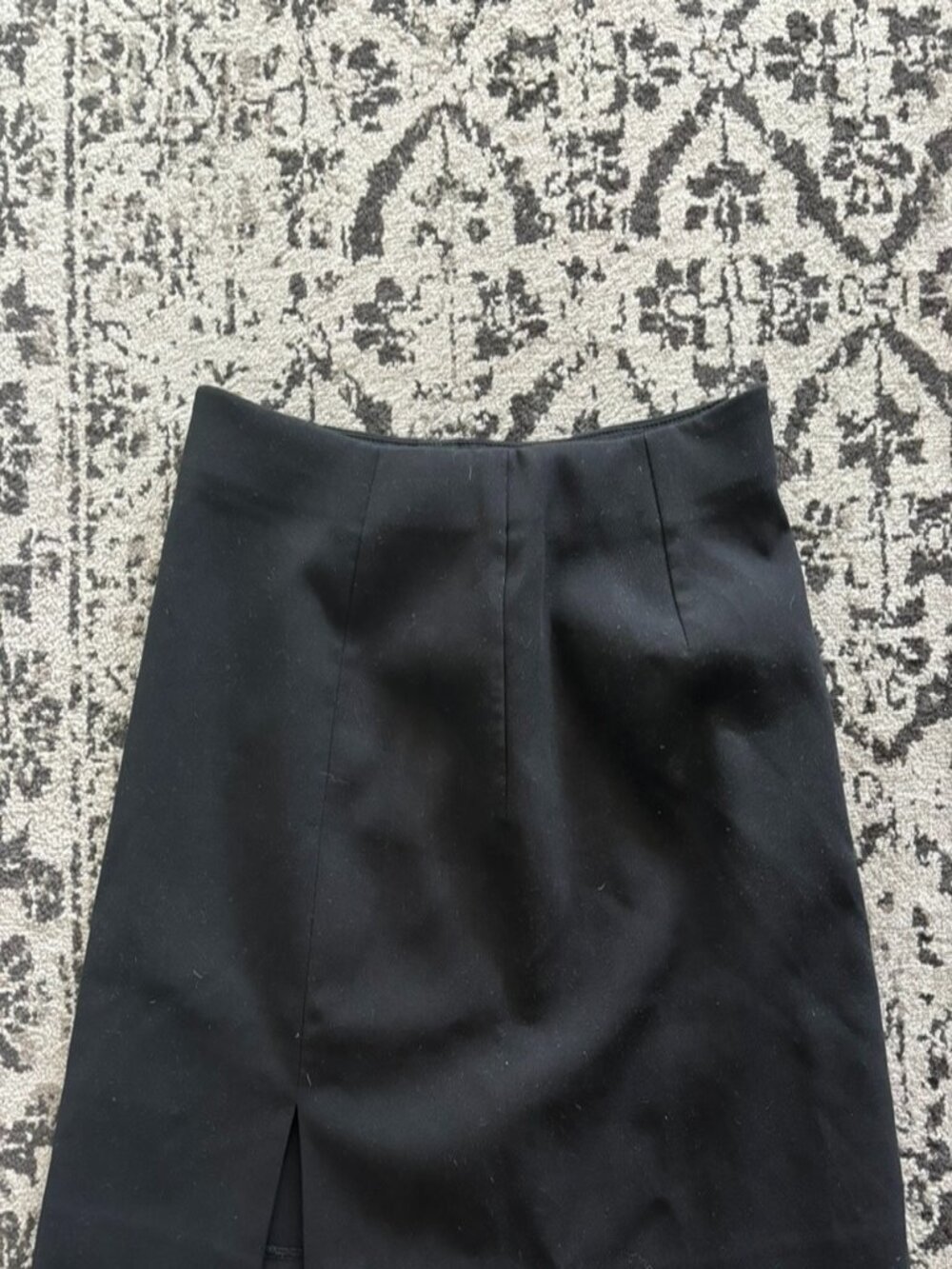Uniqlo black mini skirt with small side slid